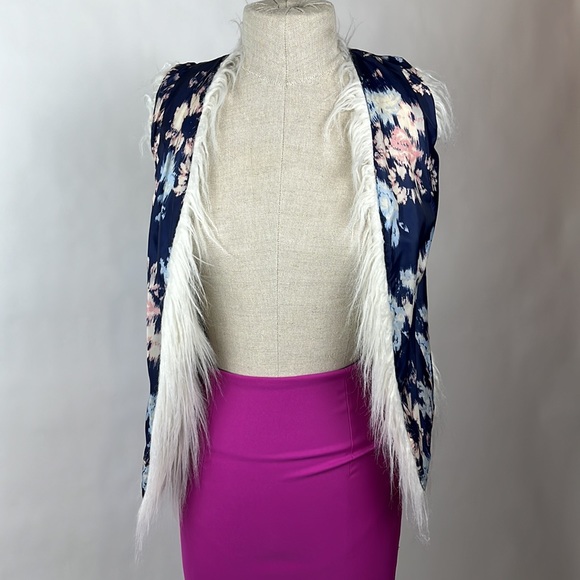 White faux fur fuzzy vest - Picture 10 of 10